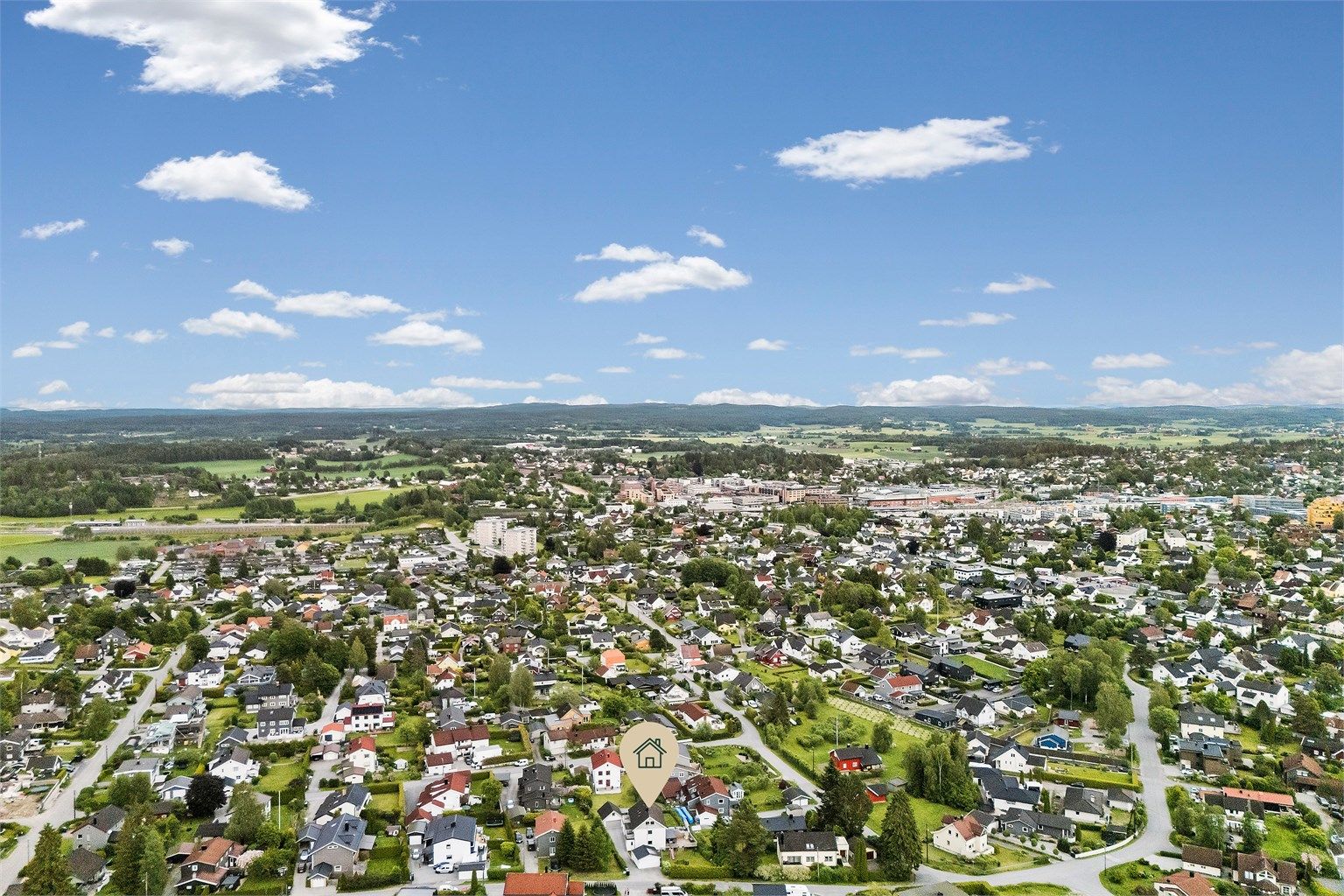 Boligen ligger fint plassert på Øvre Hebekk med gangavstand til skoler, barnehager, Ski Storsenter og Follobanen