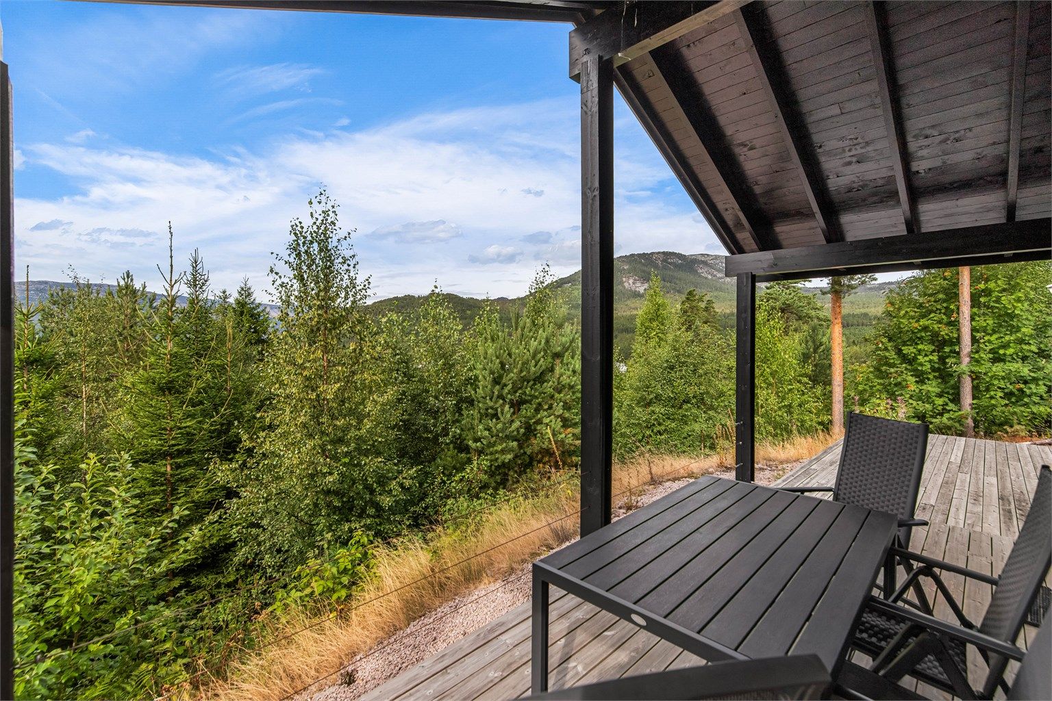 Her kan man nyte utsikten over skog og fjell.