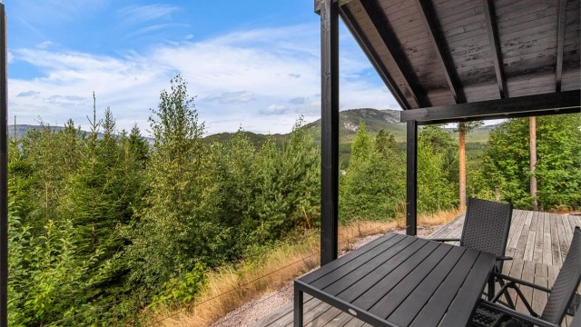 Her kan man nyte utsikten over skog og fjell.