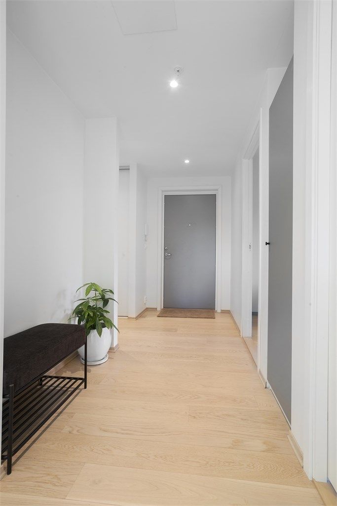 Velkommen inn i en lys og innbydende entré.