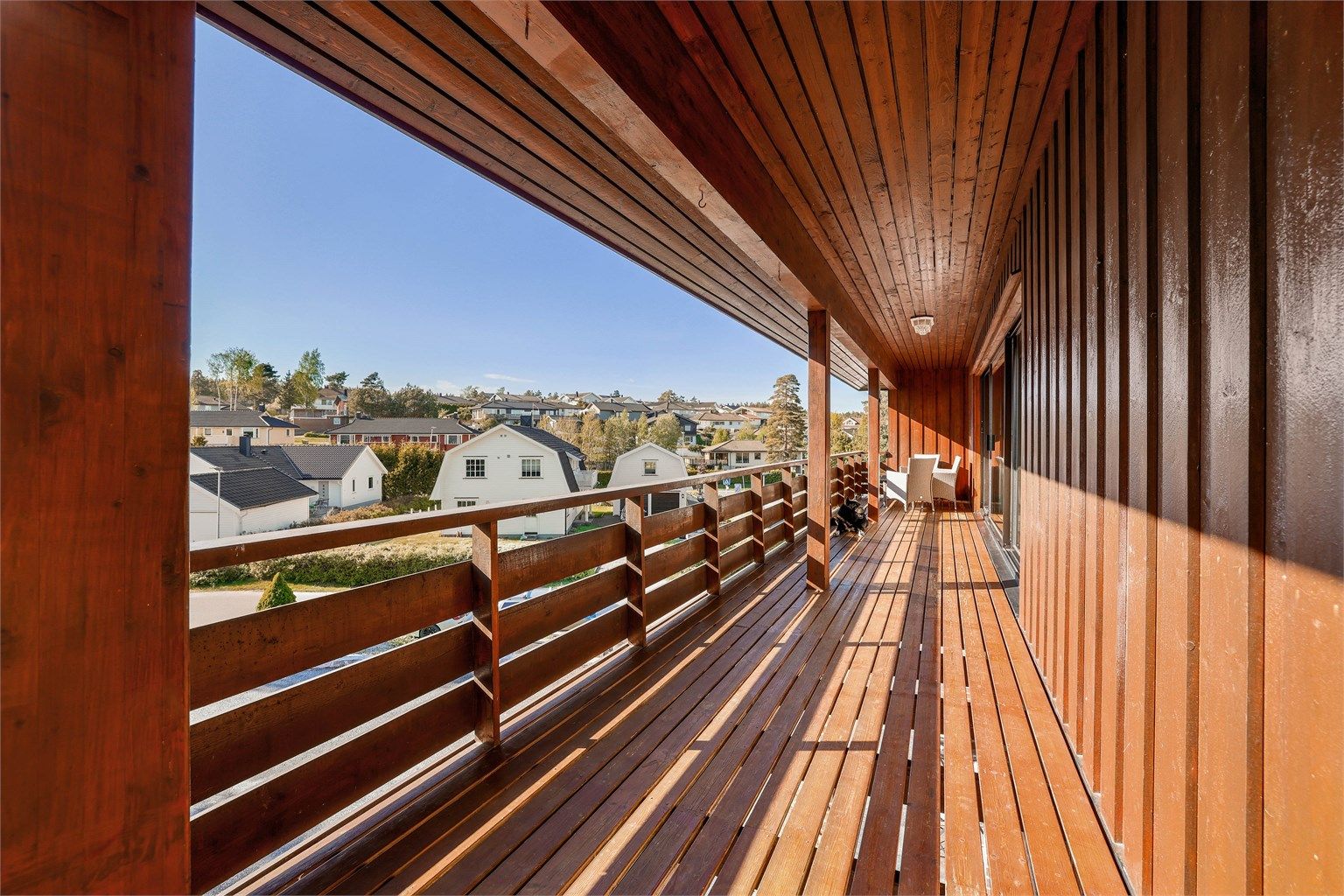 Boligen ligger hevet på et høydedrag orientert mot vest, med fint utsyn over nærmiljøet på Rekustad.