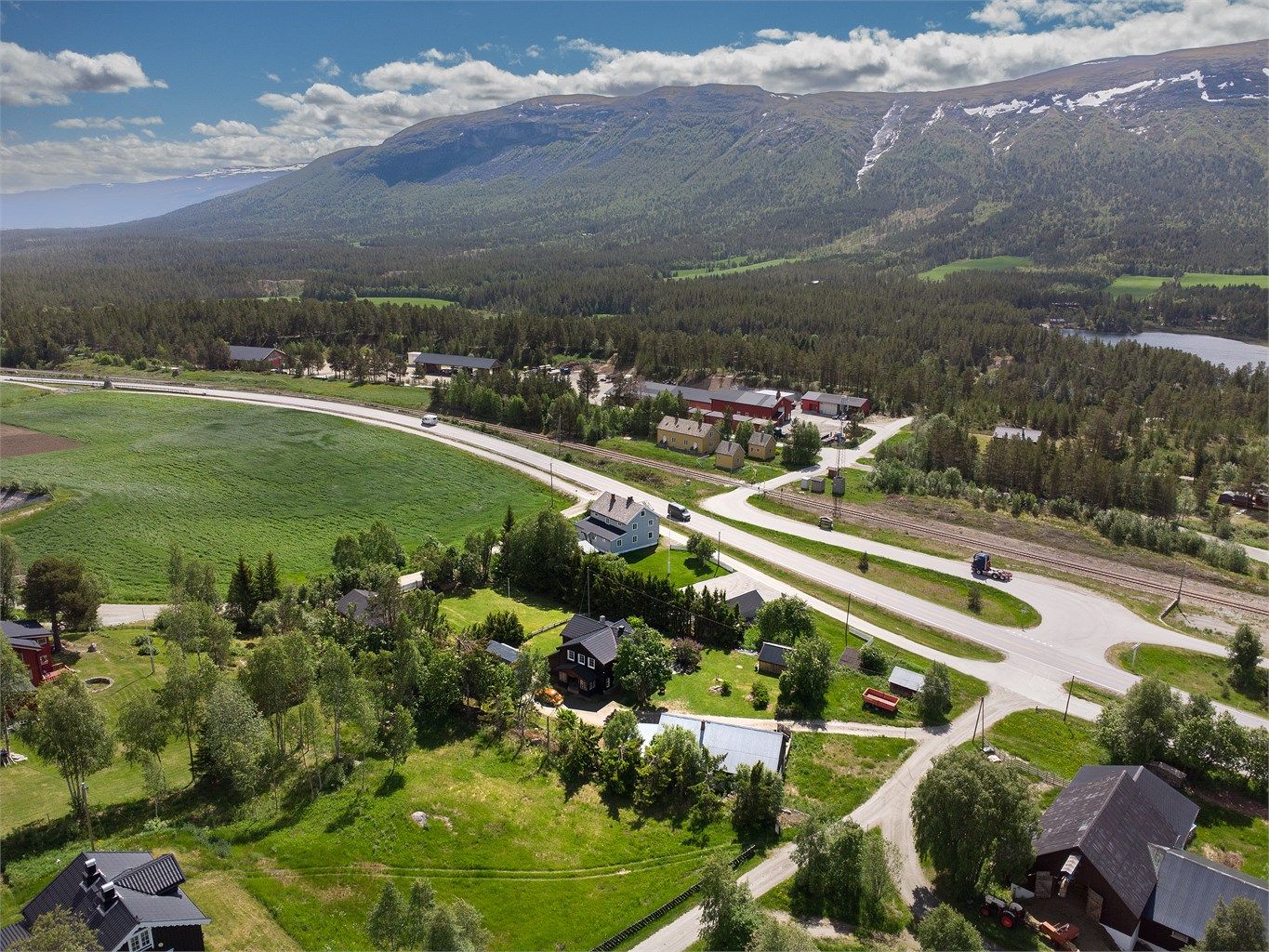 Nærbutikken på Lesjaverk ligger kun fire minutters gange fra eiendommen.