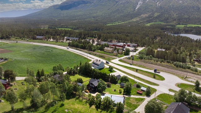 Nærbutikken på Lesjaverk ligger kun fire minutters gange fra eiendommen.