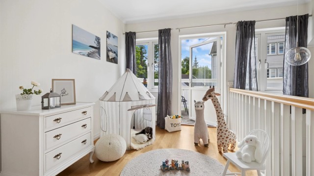 Loftstuen fungerer som en hyggelig ekstra oppholdssone, med utgang til en solrik vestvendt veranda.