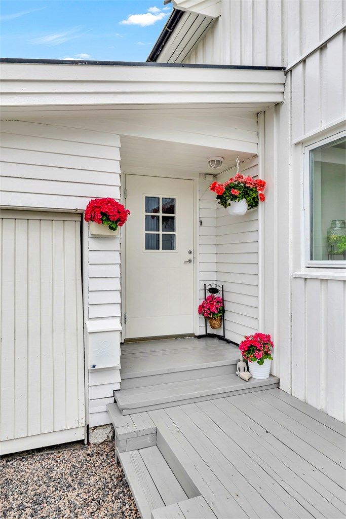 Hyggelig og praktisk inngangsparti med overbygg og plass til dekor, som gir et godt førsteinntrykk