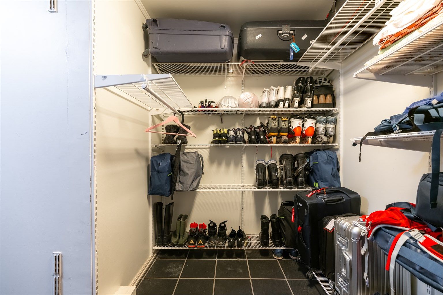 Praktisk bod med fleksibelt hyllesystem for oppbevaring.