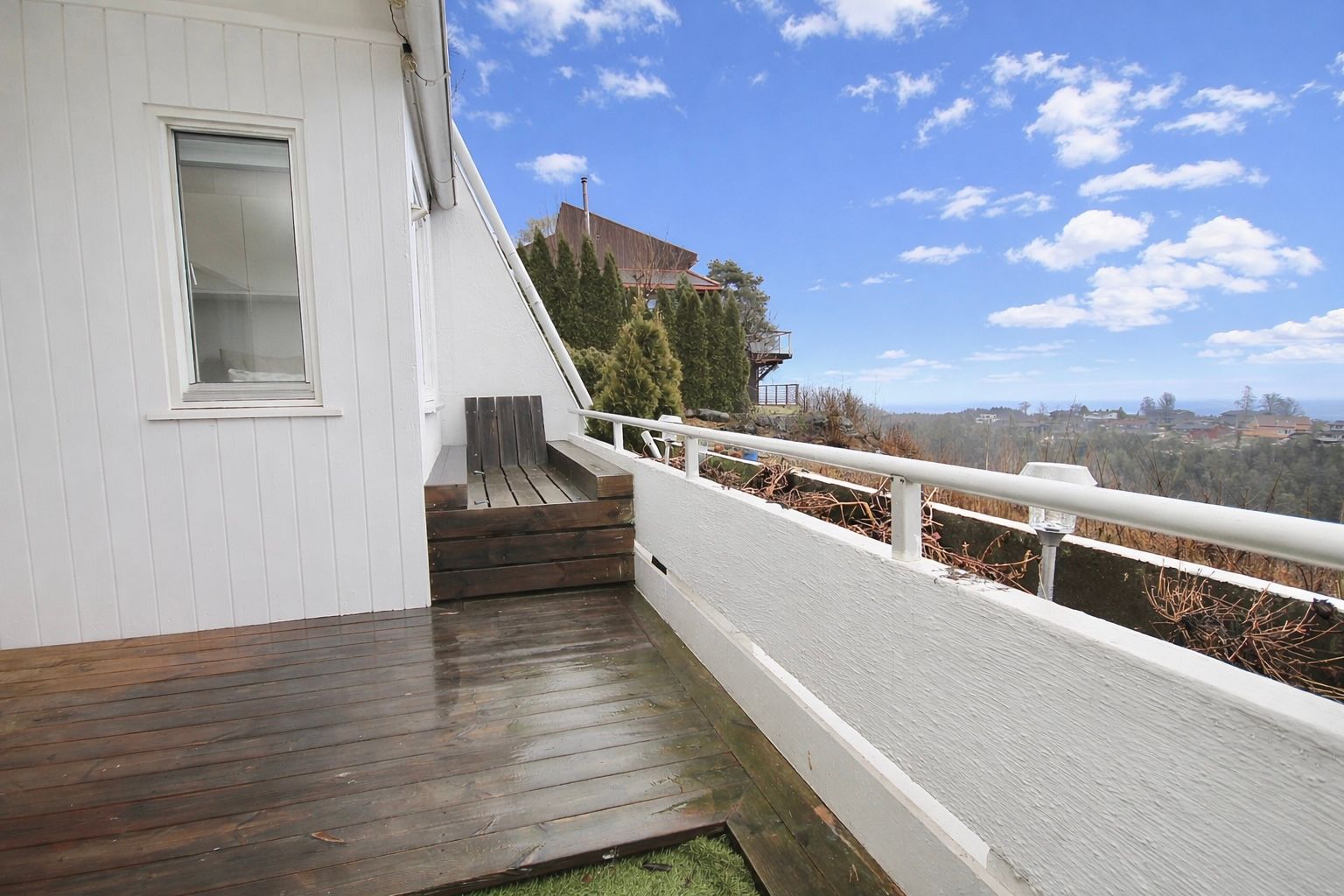 Balkongen er sydvendt med gode solforhold. Utsikt til fjorden fra balkongen.