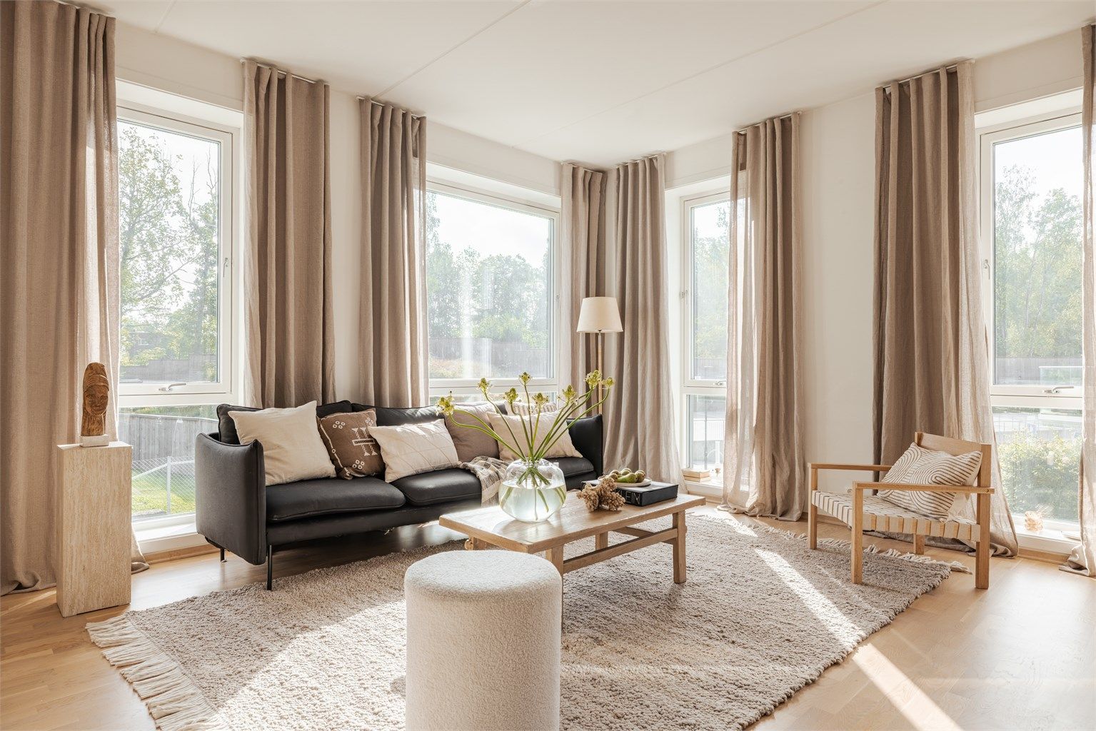 Lekker hjørneleilighet preget av store vindusflater fra 3 sider som sikrer rikelig med naturlig lys i hele leiligheten. 