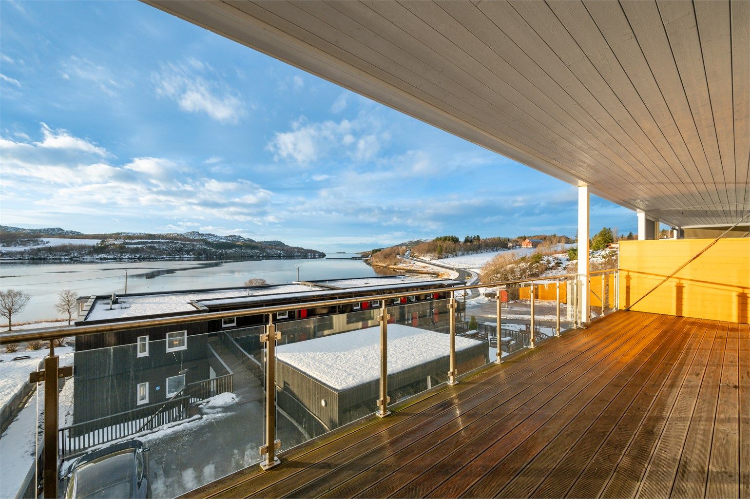 Balkongen har god plass til ønsket utemøblement og vil på sommerstid oppleves som en fin forlengelse av stuen.