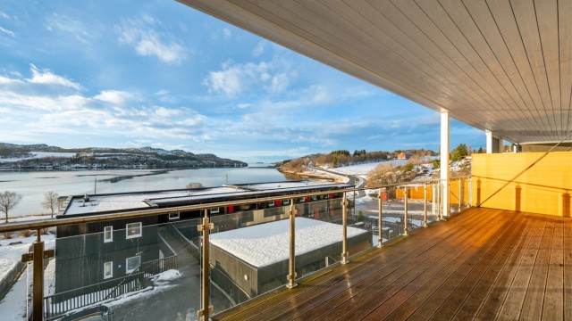 Balkongen har god plass til ønsket utemøblement og vil på sommerstid oppleves som en fin forlengelse av stuen.