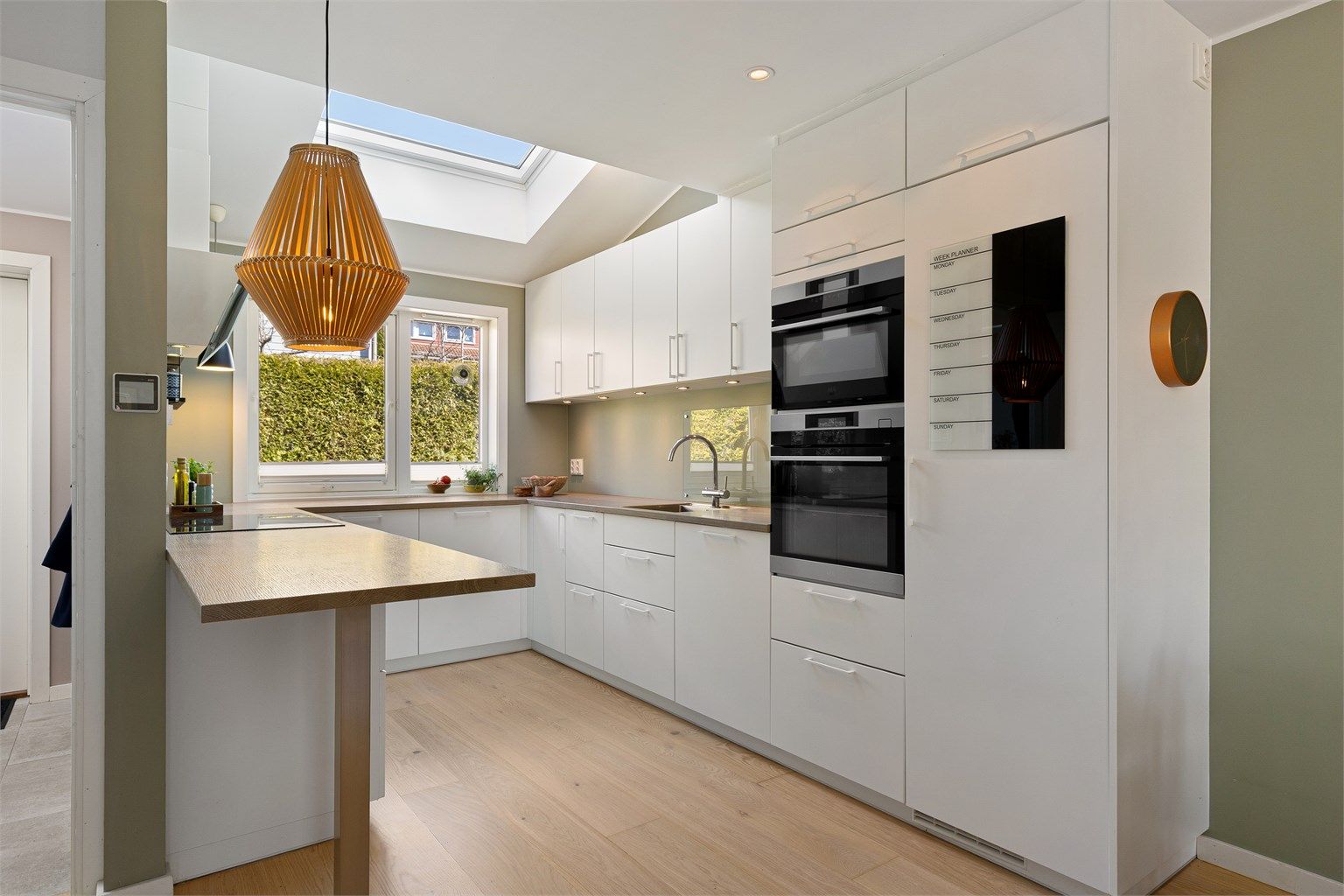 Huset ble omfattende oppusset i 2017 med blant annet nytt kjøkken, drenering, tilbygg og gulvvarme i hele 1. etasje