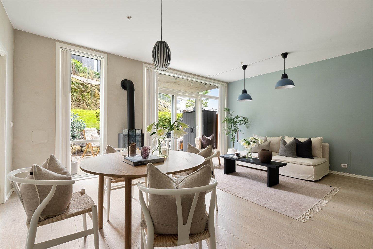 - Her er det gjennomgående med nyere en-stavs gulv og slette overflater malt i en tidsriktig fargepalett –