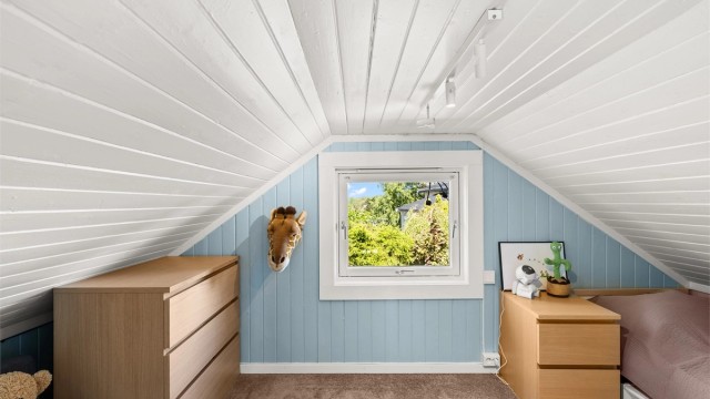 Rommet har plass til seng og oppbevaringsmøbler. (Ikke godkjent til varig opphold).