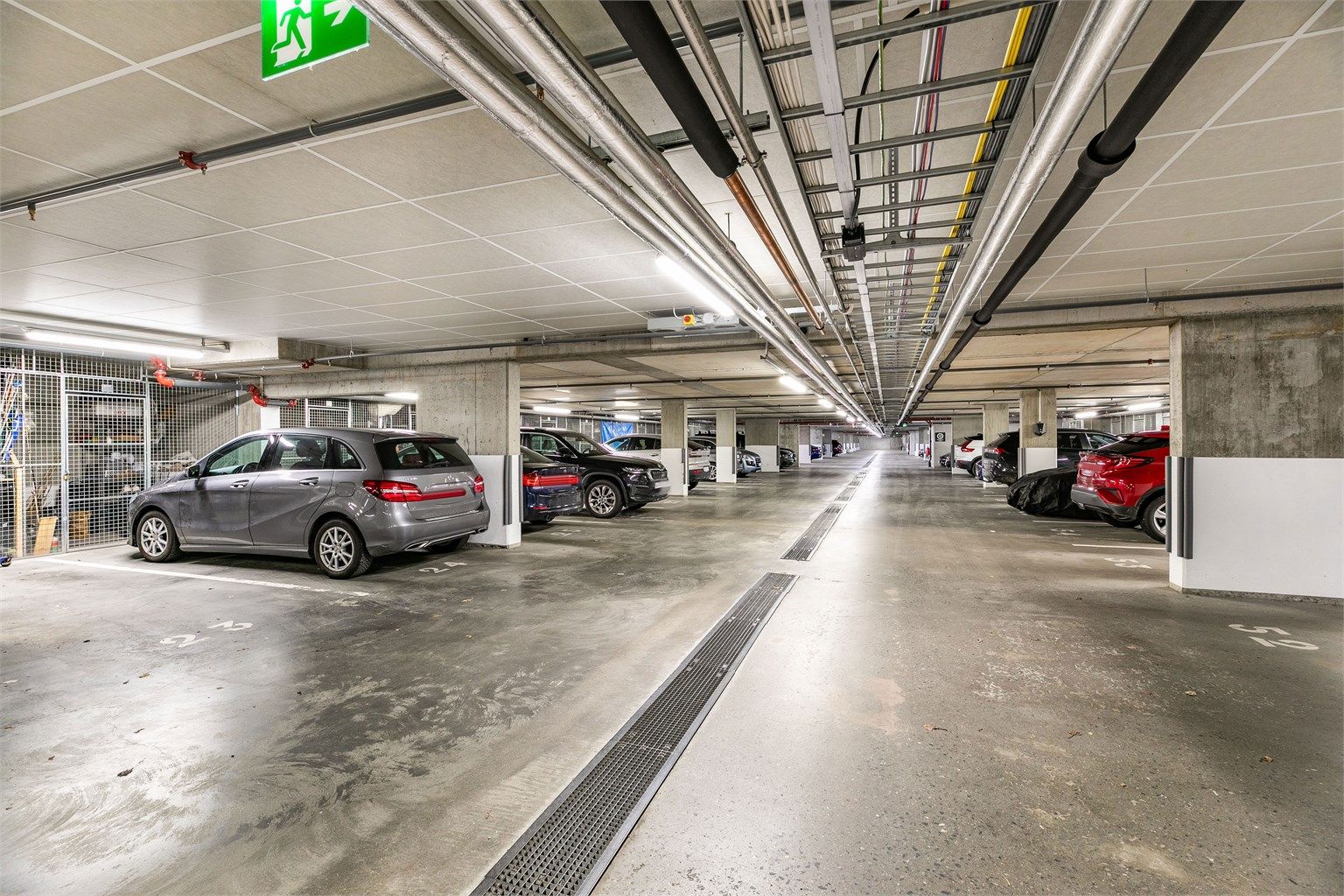 Leiligheten disponerer både garasjeplass og bod på fellesareal i kjelleren.