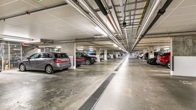 Leiligheten disponerer både garasjeplass og bod på fellesareal i kjelleren.