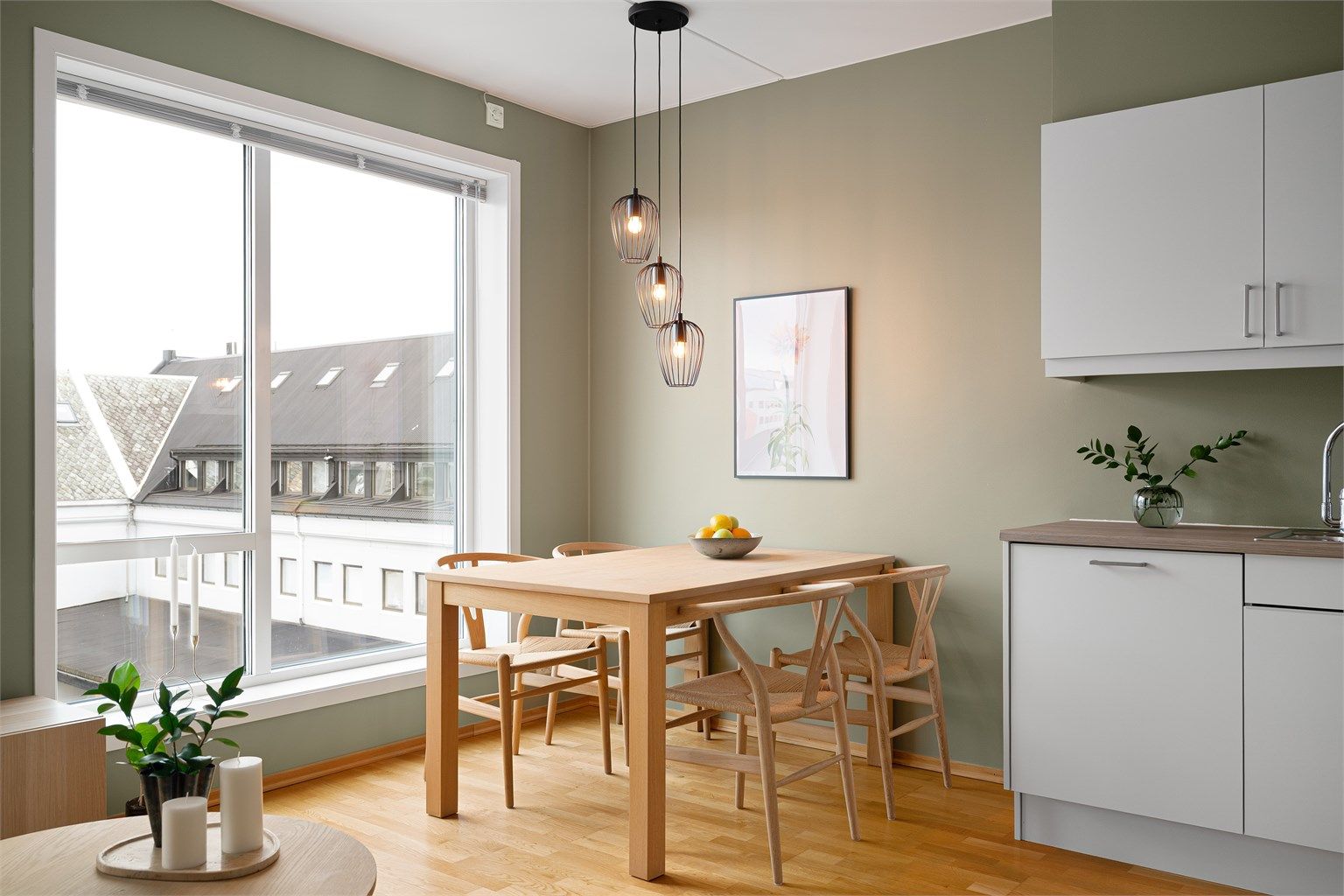 Store vindusflater slipper inn rikelig med lys, og gir en luftig og fin atmosfære. 