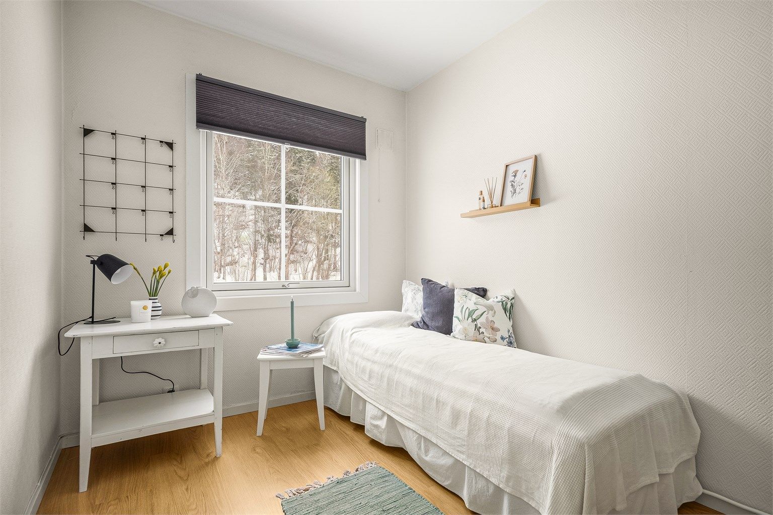 Også her er det et vindu fra 2019 som vender mot rolige omgivelser.