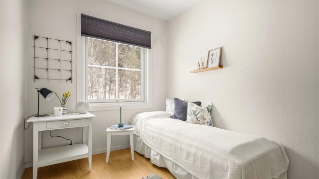 Også her er det et vindu fra 2019 som vender mot rolige omgivelser.