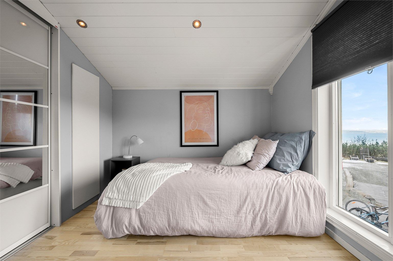 Lyst og delikat soverom på 11 kvm med store vindusflater og flott utsikt. Soverommet er opprinnelig byggemeldt som carport, og dermed ikke godkjent for varig opphold. Kjøper overtar alt ansvar, eventuell kostnad og risiko forbundet med dette.