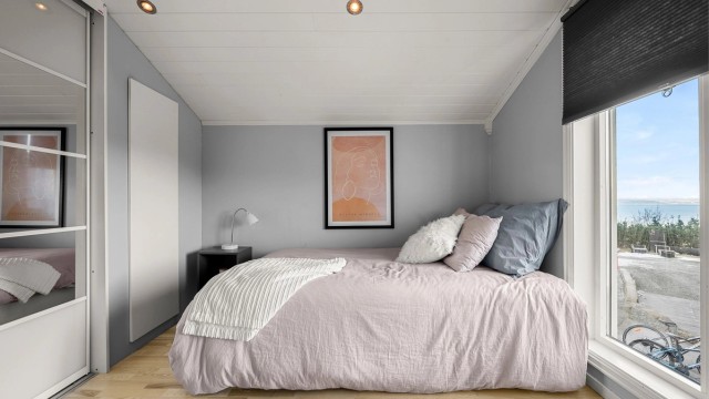 Lyst og delikat soverom på 11 kvm med store vindusflater og flott utsikt. Soverommet er opprinnelig byggemeldt som carport, og dermed ikke godkjent for varig opphold. Kjøper overtar alt ansvar, eventuell kostnad og risiko forbundet med dette.