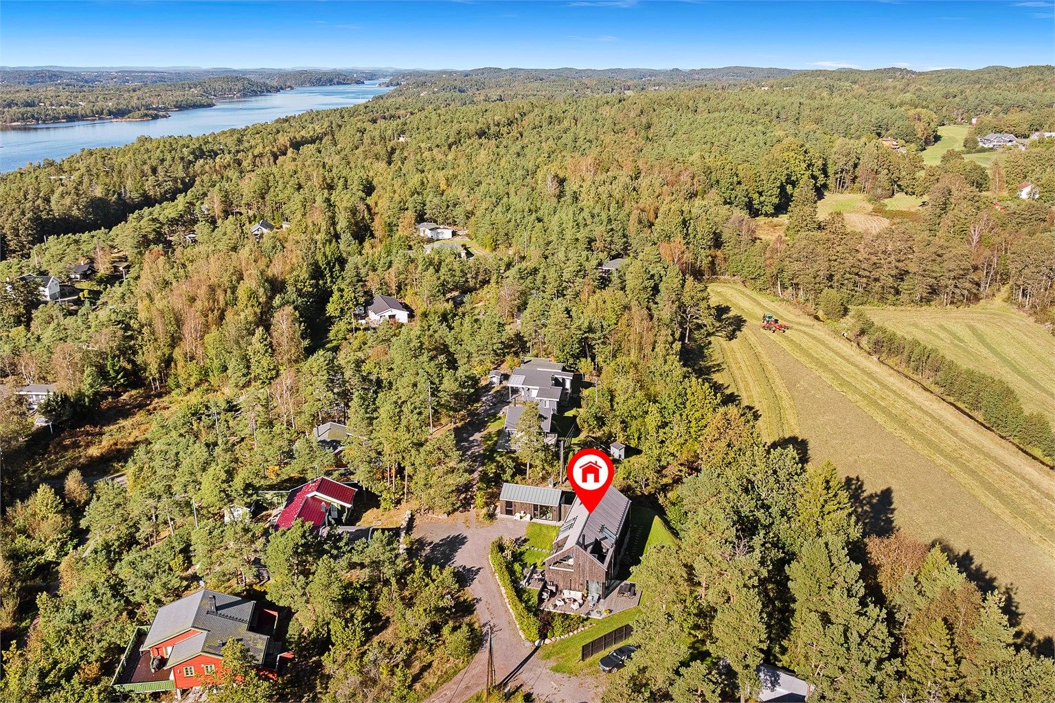 Bak eiendommen har du direkte adkomst til fine turstier, så mulighetene er mange! 