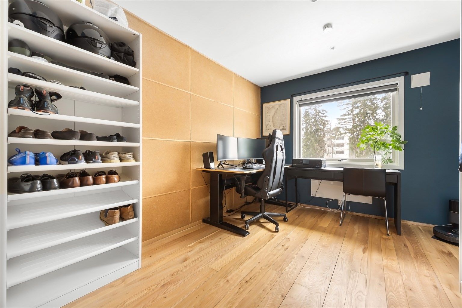 Det andre soverommet er i dag innredet som kontor. Egner seg også som barnerom eller gjesterom.