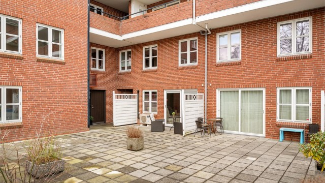 Leiligheten har tilgang til et skjermet atrium som er pent opparbeidet