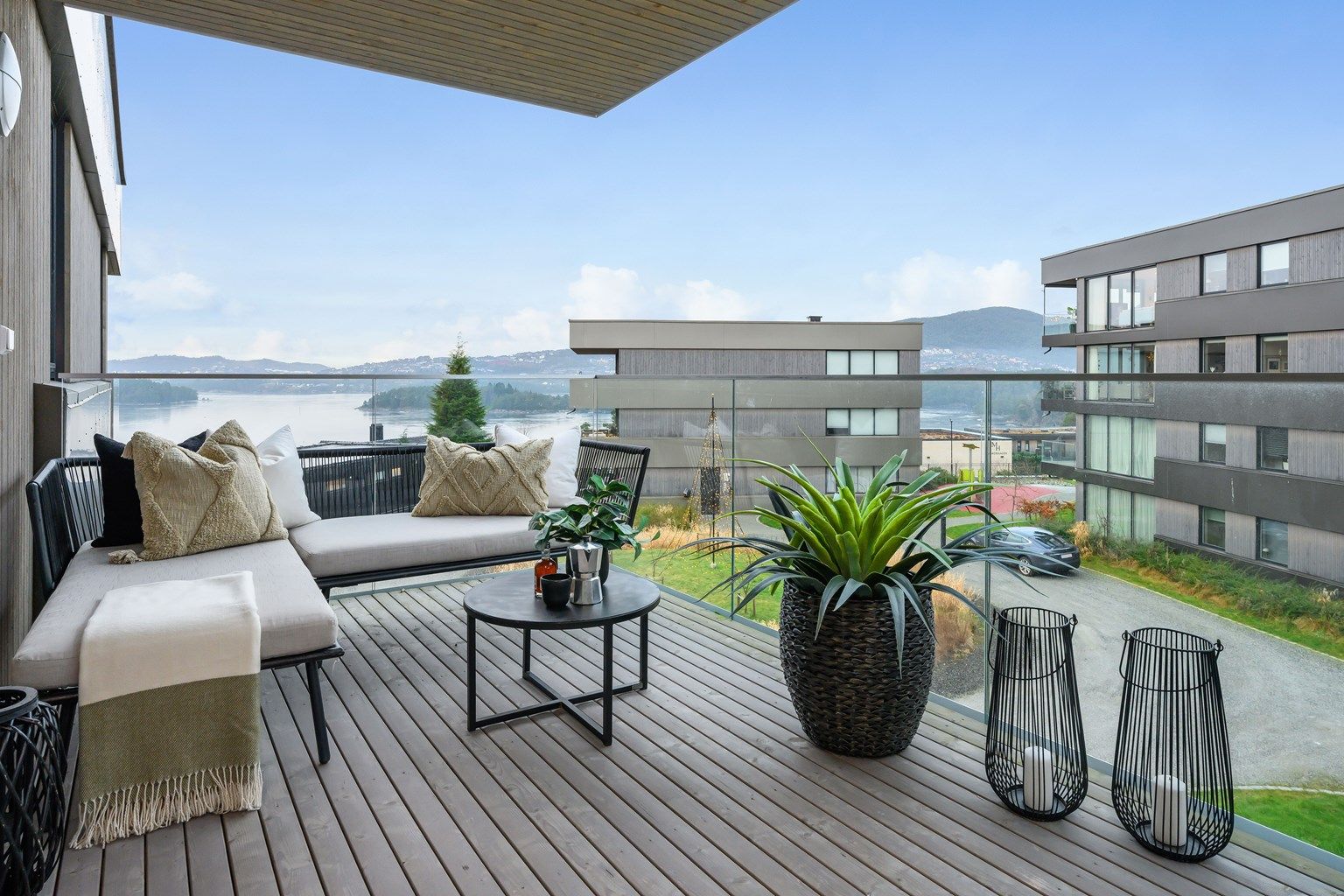 Velkommen til Sundts veg 99! Toppleilighet med nydelig utsikt over nordåsvannet. Stor overbygd balkong og sol til kvelden. 