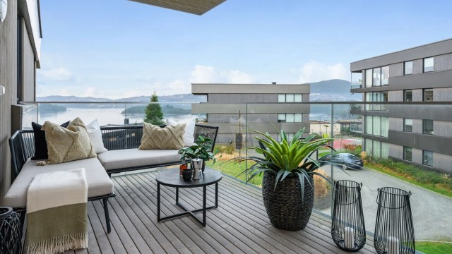 Velkommen til Sundts veg 99! Toppleilighet med nydelig utsikt over nordåsvannet. Stor overbygd balkong og sol til kvelden.