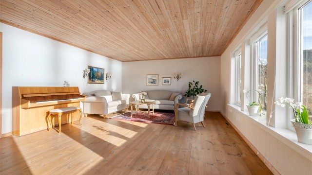 Lys stue med flott utsikt mot fjord og fjell