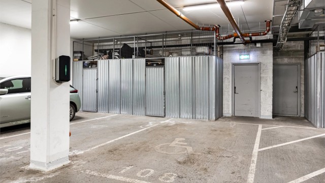 Det er garasjeanlegg på borettslagets tomt hvor det med jevne mellomrom utlyses parkeringsplasser for leie og/eller salg.