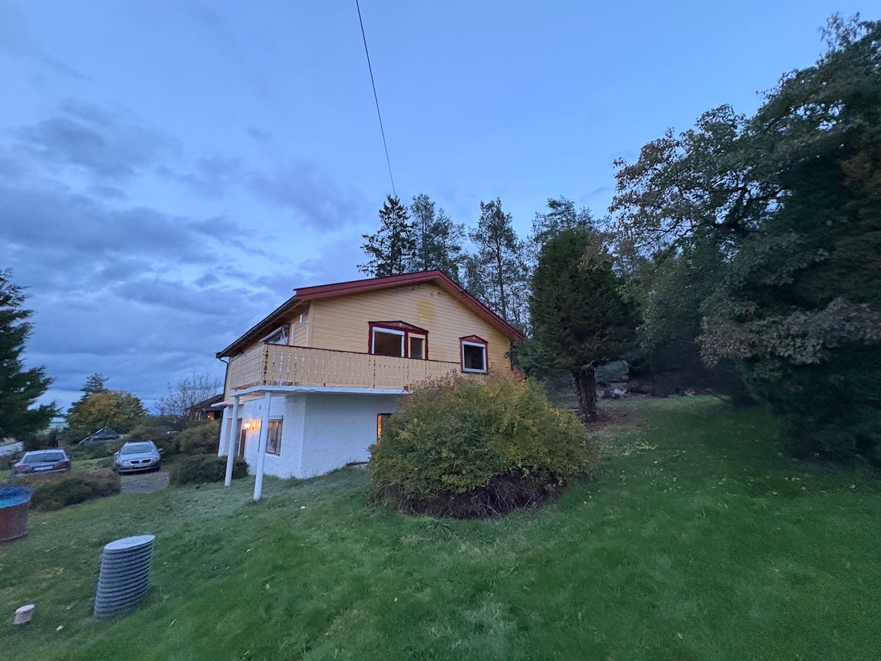 Enebolig med gode parkeringsmuligheter og fin hage. 