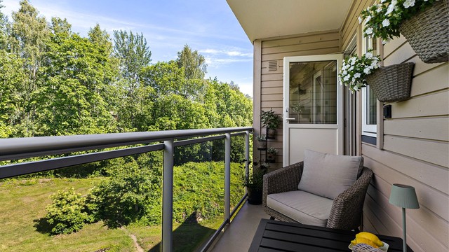 Balkongen med utgang fra kjøkkenet har plass til et mindre kafé-sett og har fin utsikt mot grøntarealer.