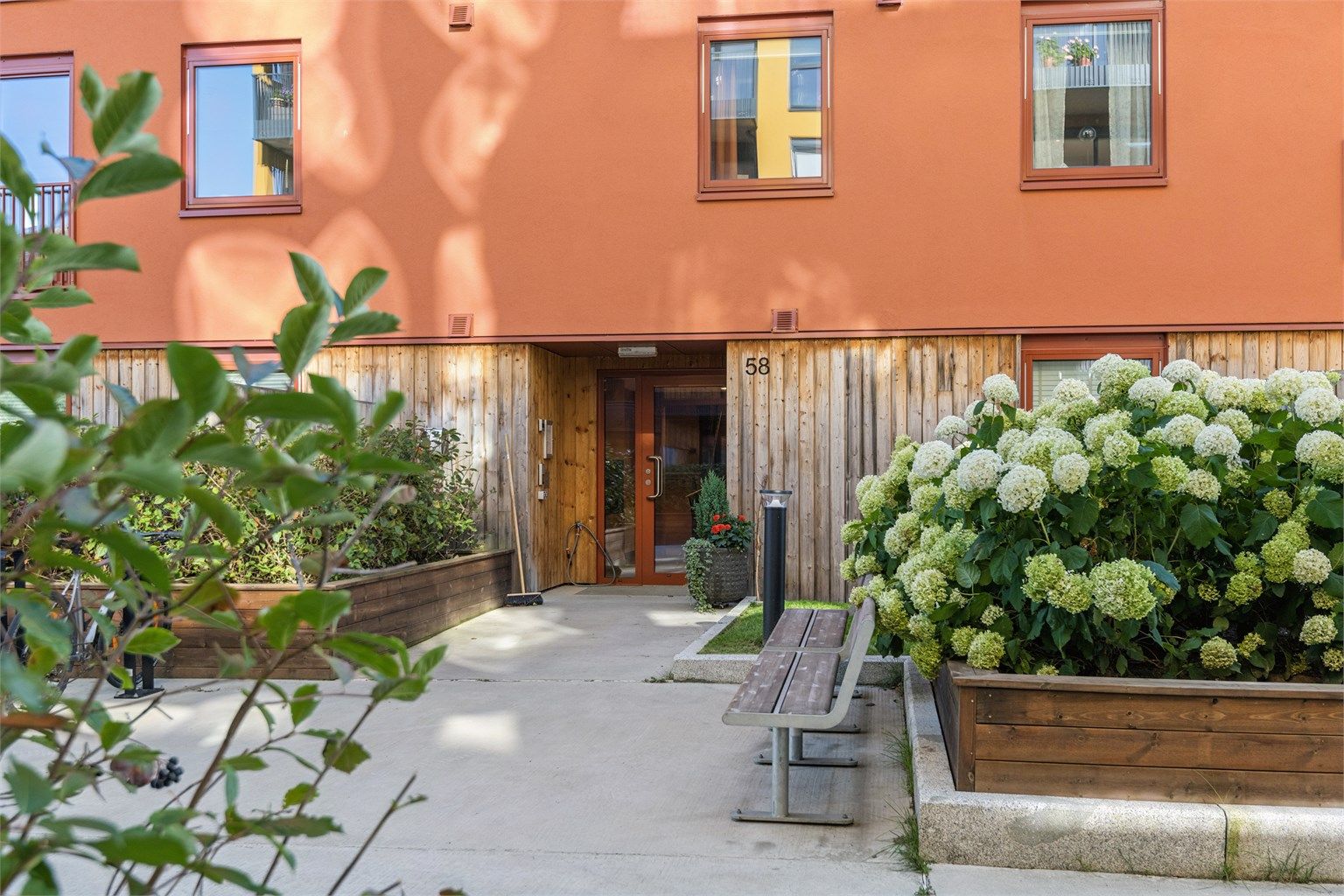Meget pent utomhus med hyggelig inngangsparti. Biloppstillingsplass på fellesarealet. 