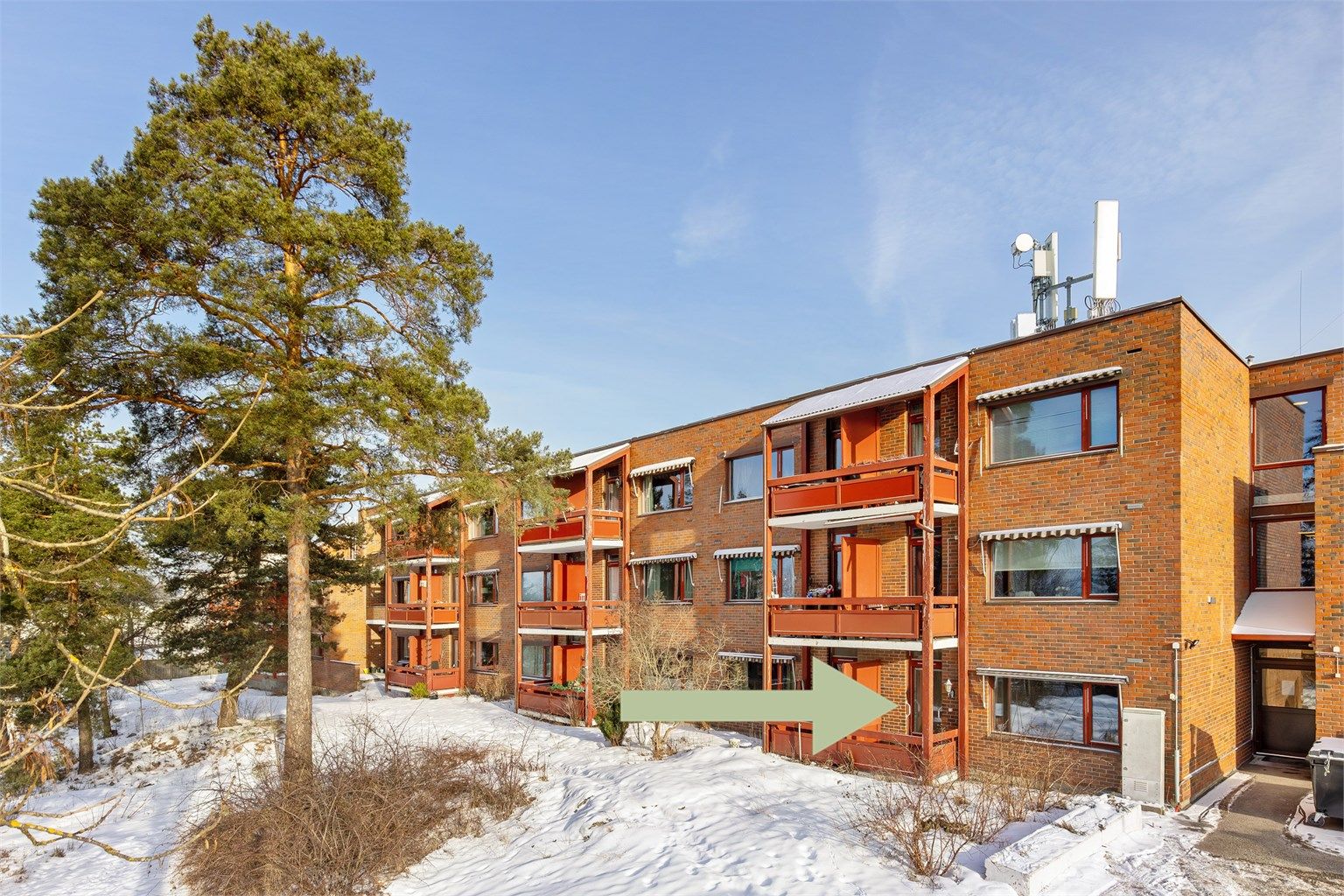 Leiligheten ligger i byggets underetasje/1. etasje, avhengig av hvilken side du kommer fra