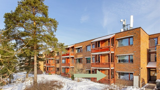 Leiligheten ligger i byggets underetasje/1. etasje, avhengig av hvilken side du kommer fra