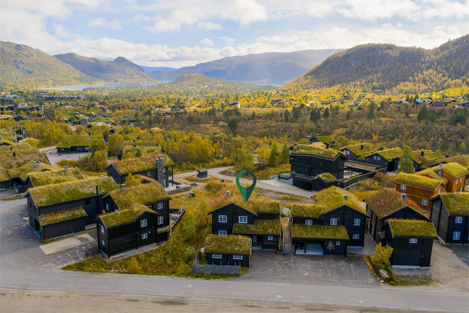 - Velkommen til Nedre Hovdenut 25 - Hytten ligger midt i bilde med flott utsyn! 