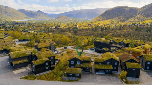 - Velkommen til Nedre Hovdenut 25 - Hytten ligger midt i bilde med flott utsyn!