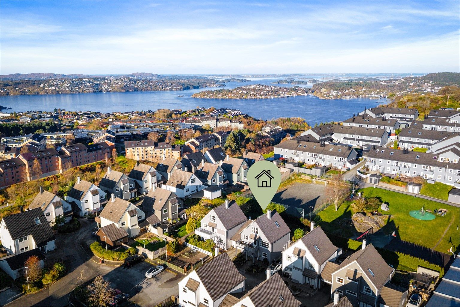 Barnevennlig nabolag med utsikt over fjorden i kort avstand til skoler