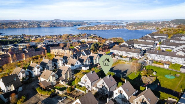 Barnevennlig nabolag med utsikt over fjorden i kort avstand til skoler