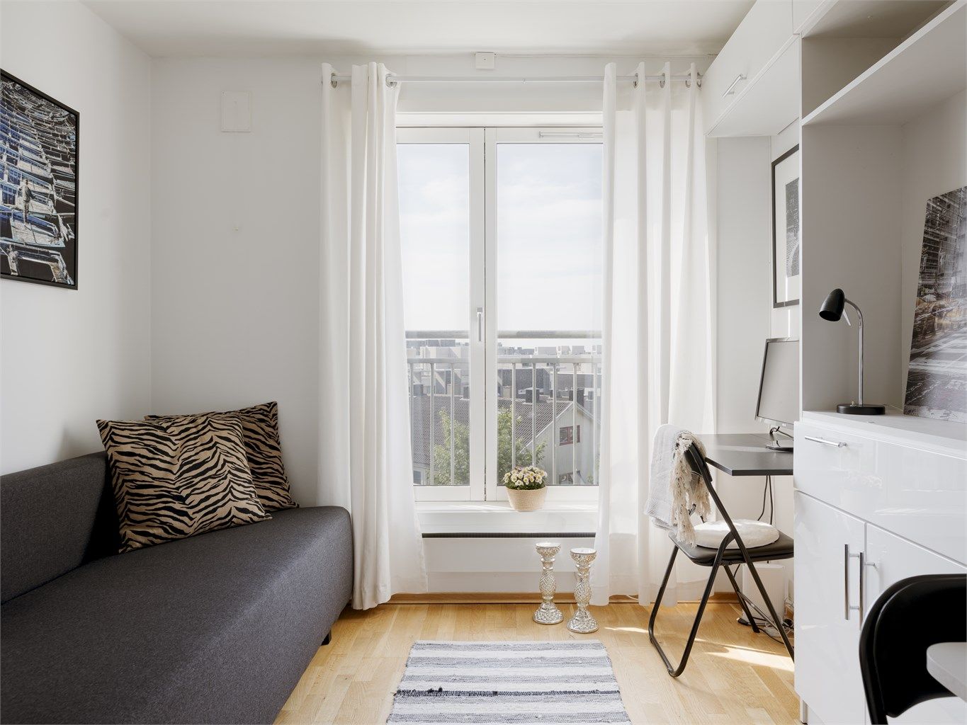 En fransk balkong med to-fløyet dør fra 2007 gir rikelig med lys og en herlig utsikt fra leiligheten.