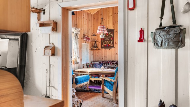 Fra kjøkkenet er det åpent inn mot stuen.