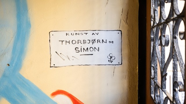 Bygården er kjent som Thorbjørn Egners barndomshjem, noe som gjenspeiles i fellesarealene.