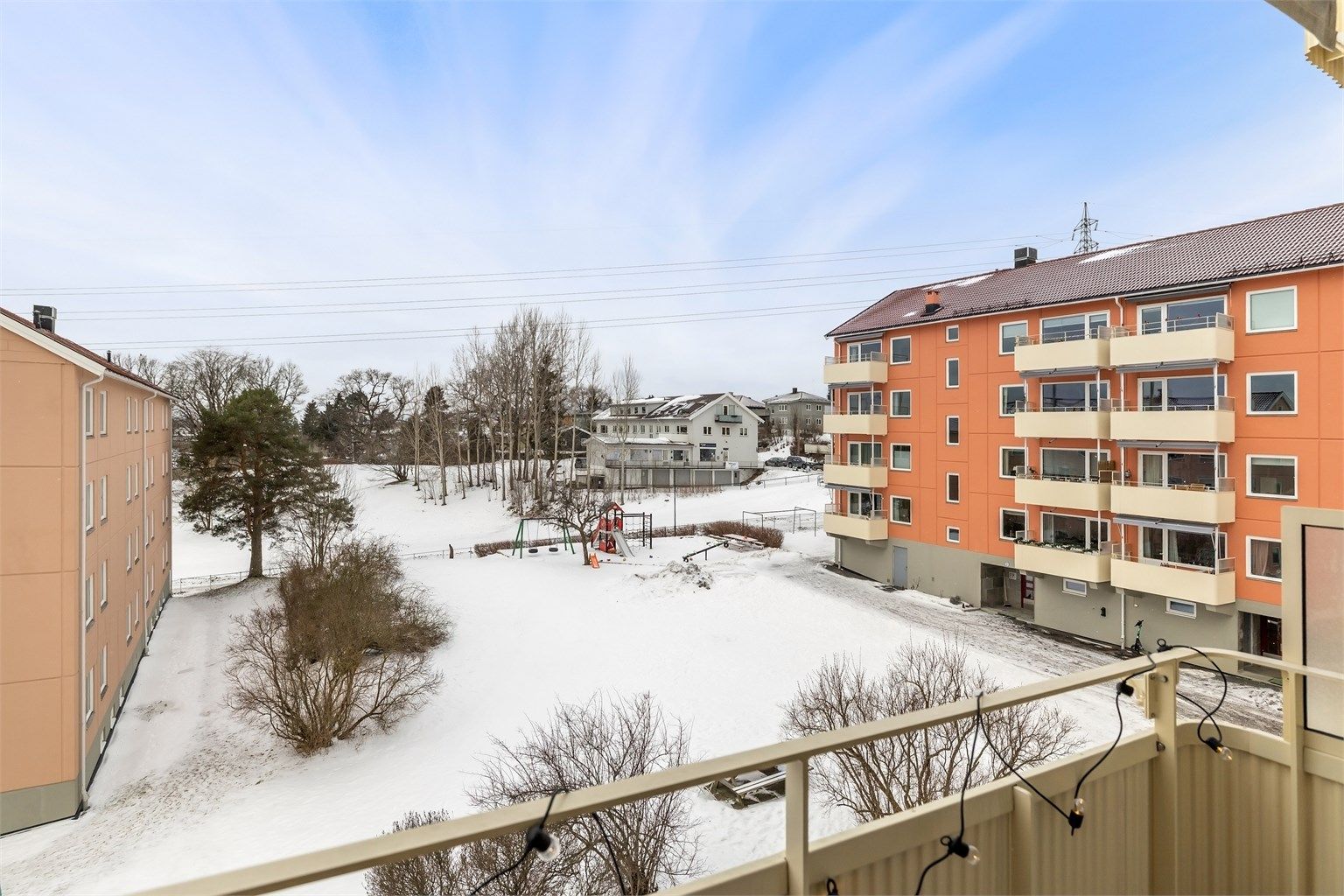 I følge solkart er solen på balkongen fra ca. kl. 15.00 og blir utover kvelden