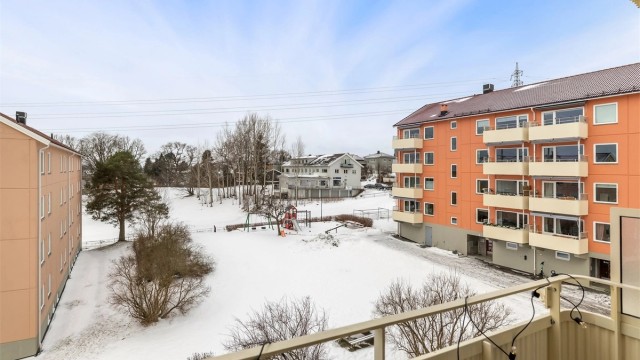I følge solkart er solen på balkongen fra ca. kl. 15.00 og blir utover kvelden
