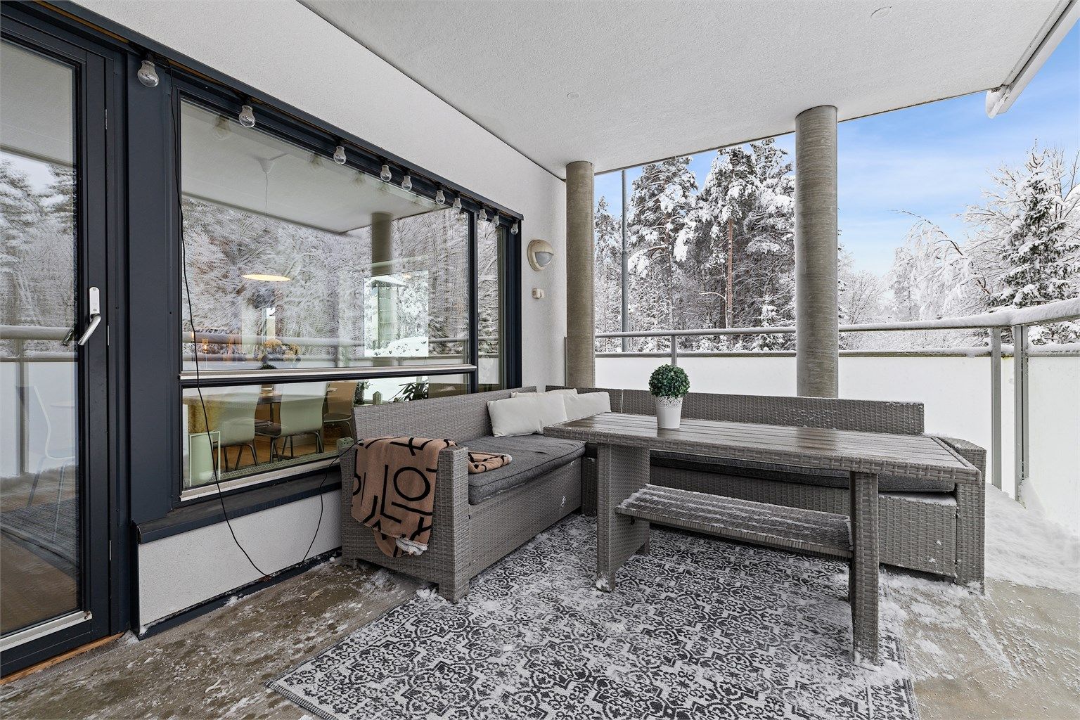 Solrik balkong på 15 med skjermende frostede glass.