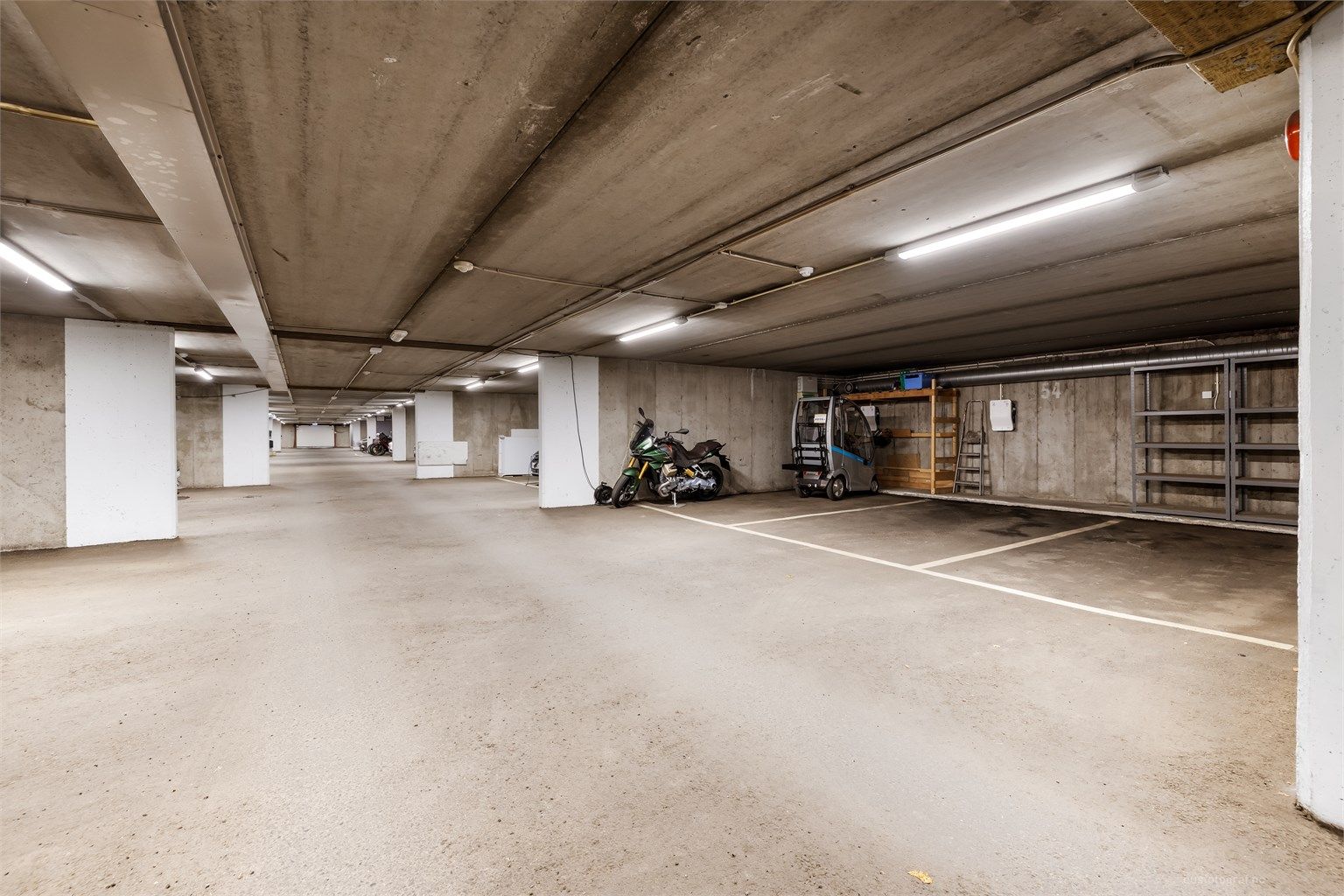 Leiligheten har en medfølgende parkeringsplass (merket 54) med el-billader i felles garasjeanlegg.