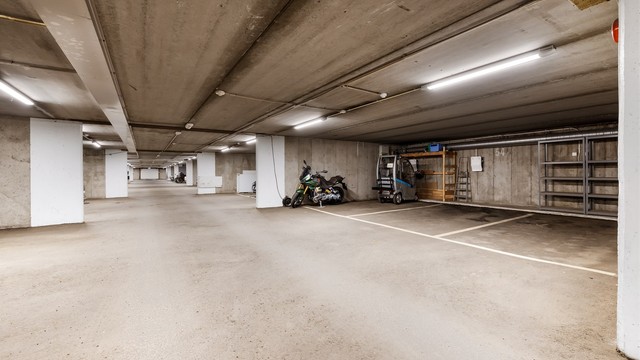 Leiligheten har en medfølgende parkeringsplass (merket 54) med el-billader i felles garasjeanlegg.