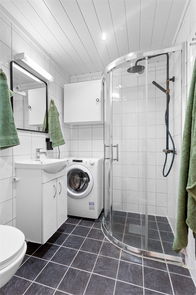 Flislagt bad fra 2011 i første etasje med gulvvarme, regnfallsdusj og opplegg for vaskemaskin.