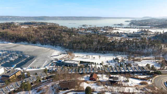 Det er ca. 2 min gange ned trapp til busstoppet Leangbukta, og 13 min til Vettre langs Slemmestadveien. Bussen fra Vettre tar deg til Asker sentrum. Fra Leangbukta tar bussen deg til Nationaltheatret på rundt 30 min.